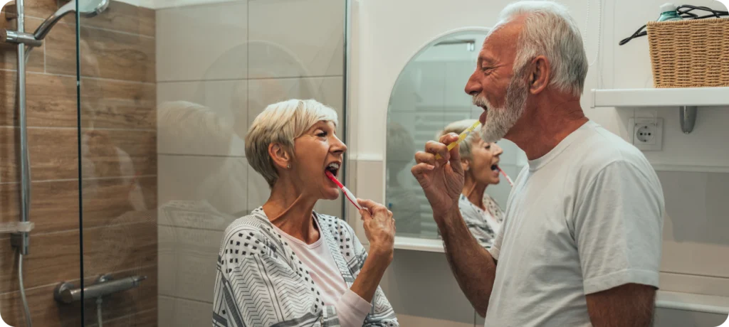 Couple de seniors se brossant les dents, conseils du dentiste à Strasbourg