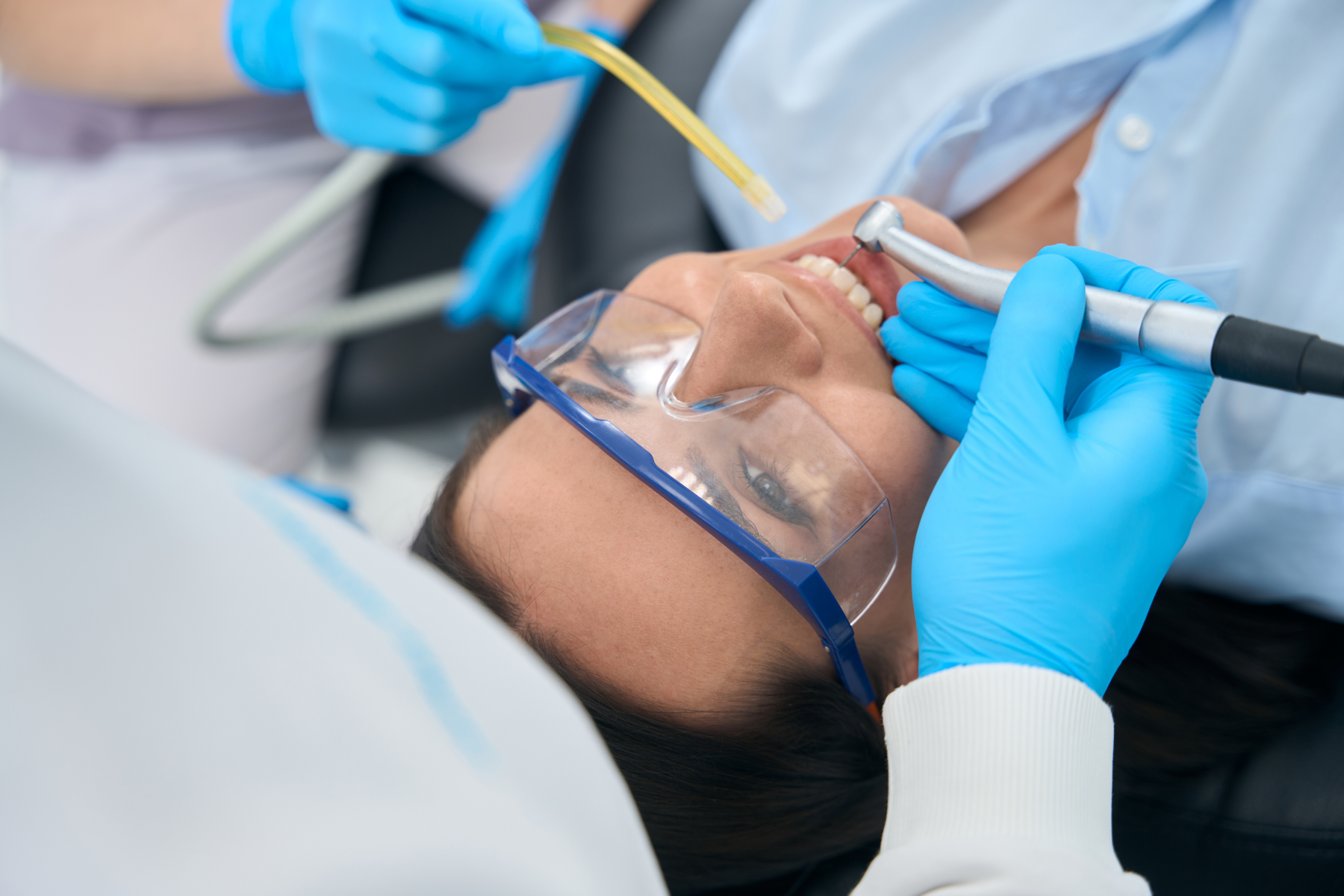 Soin dentaire en cours pour la pose d'un implant, dentiste à Strasbourg