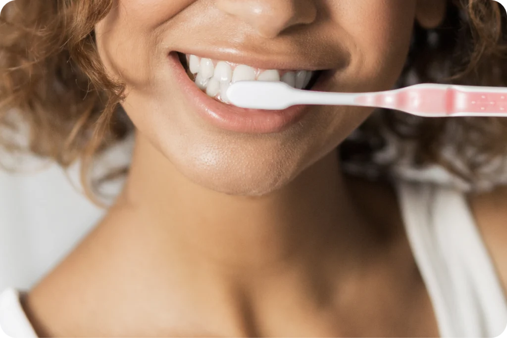 Femme prenant soin de ses dents avant un bilan, dentiste à Strasbourg