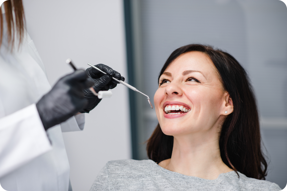 Patiente souriante en consultation chez le dentiste à Strasbourg
